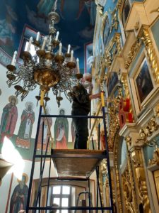 Подготовка храма к праздникам